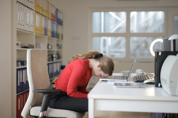 pexels-olly-3791134 manque d'organisation avec l'administratif pensez au secrétariat externalisé